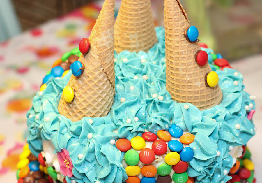 regenboog M&m taart, clowntpjestaart, verjaardagstaart kind, jongen, meisje, vrolijke verjaardagstaart