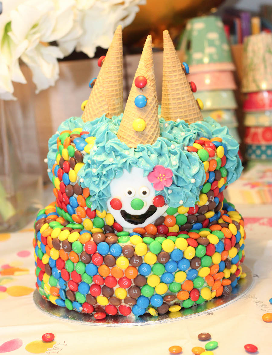 regenboog M&m taart, clowntjestaart, ijshoorntjes, verjaardagstaart kind, jongen, meisje, vrolijke verjaardagstaart