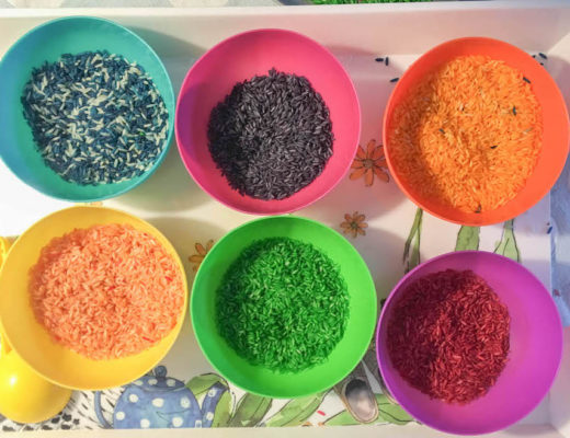 zelf regenboogrijst maken, diy rijst kleuren, spelen met rijst, sensopatisch spelen, activiteit kinderen 3+,