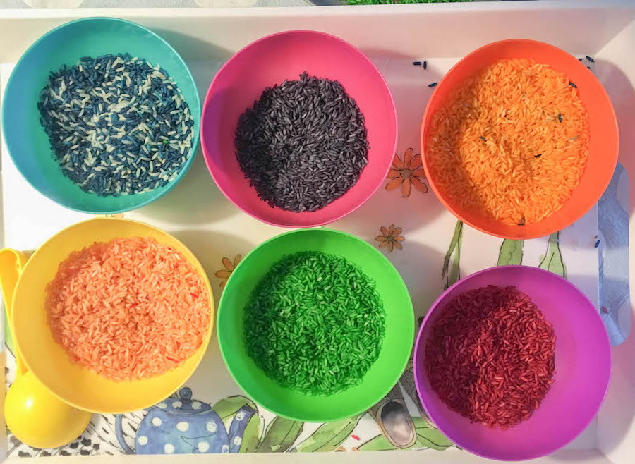 zelf regenboogrijst maken, diy rijst kleuren, spelen met rijst, sensopatisch spelen, activiteit kinderen 3+,