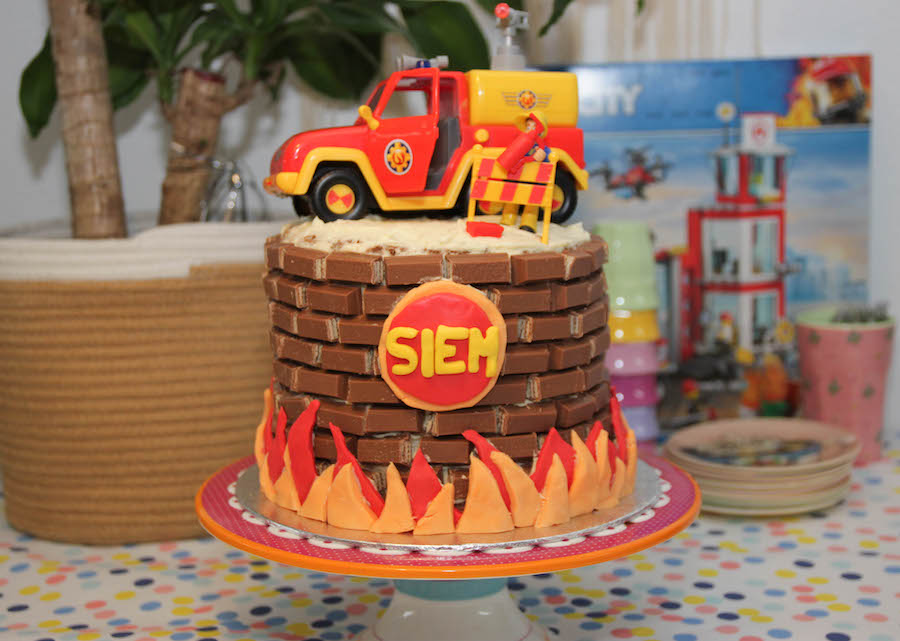 brandweer Sam taart, verjaardag kind, verjaardagstaart jongen, vier jaar, kit kat cake