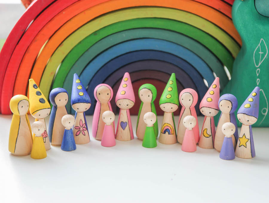 regenboogvriendjes maken, pegdolls verven, die houten poppetjes, houten speelgoed, waldorff, duurzaam speelgoed