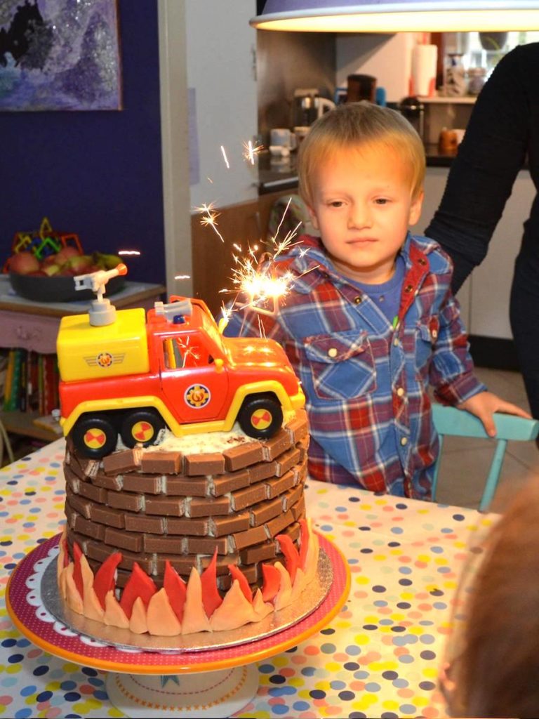 brandweer sam taart, kit kat cake, verjaardagstaart jongen, vier jaar