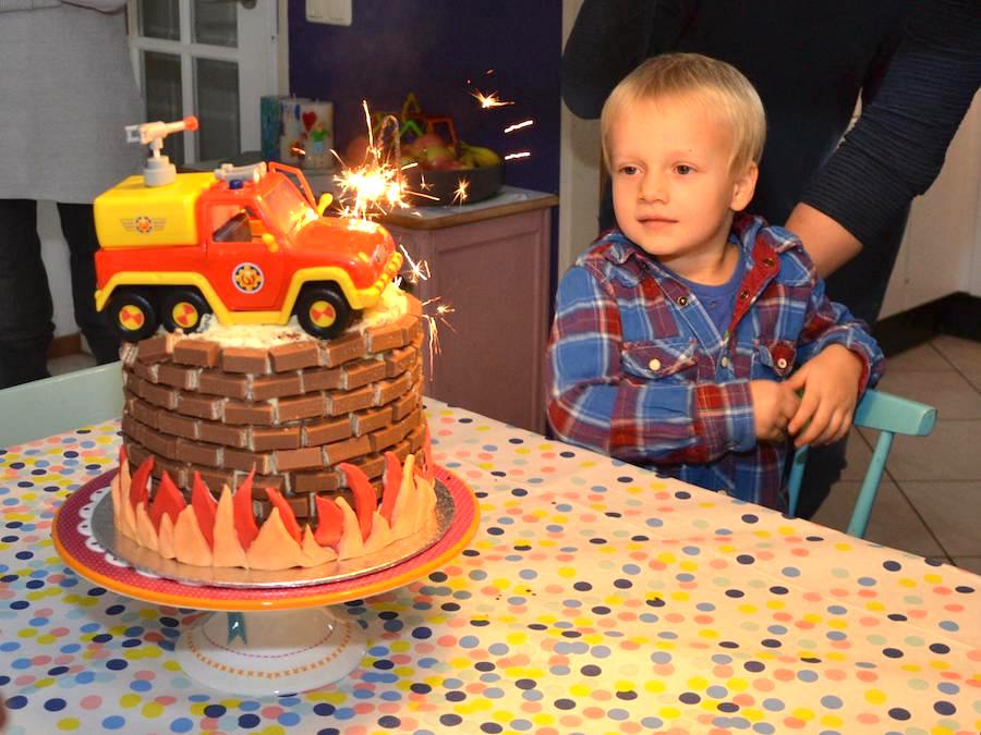Brandweer Sam taart, kit kat taart, verjaardagstaart jongen, kinderverjaardag