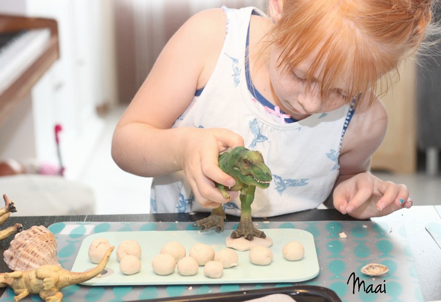 DIY fossielen maken, zoutdeeg, werkjes, dinosaurus knutselen, creatief met peuters of kleuters, crafts for kids 